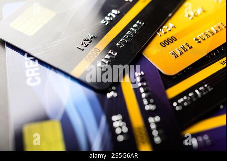 Kreditkarten, die auf dem Boden gestapelt sind, selektiver Fokus Stockfoto