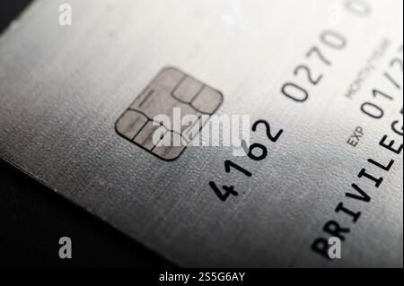 Kreditkarten, die auf dem Boden gestapelt sind, selektiver Fokus Stockfoto