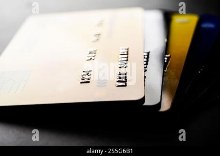 Kreditkarten, die auf dem Boden gestapelt sind, selektiver Fokus Stockfoto