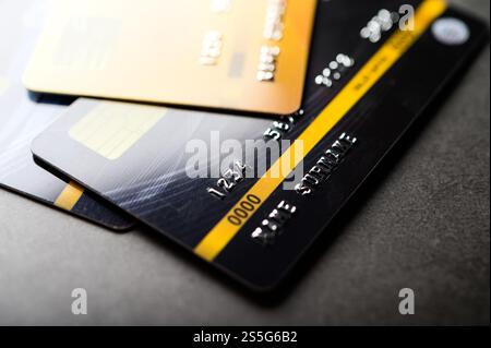 Kreditkarten, die auf dem Boden gestapelt sind, selektiver Fokus Stockfoto