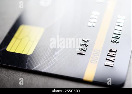 Kreditkarten, die auf dem Boden gestapelt sind, selektiver Fokus Stockfoto