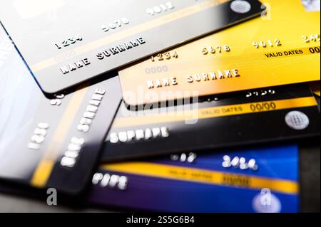 Kreditkarten, die auf dem Boden gestapelt sind, selektiver Fokus Stockfoto