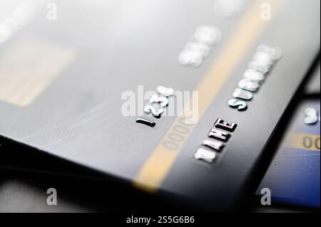 Kreditkarten, die auf dem Boden gestapelt sind, selektiver Fokus Stockfoto