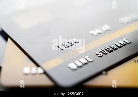 Kreditkarten, die auf dem Boden gestapelt sind, selektiver Fokus Stockfoto