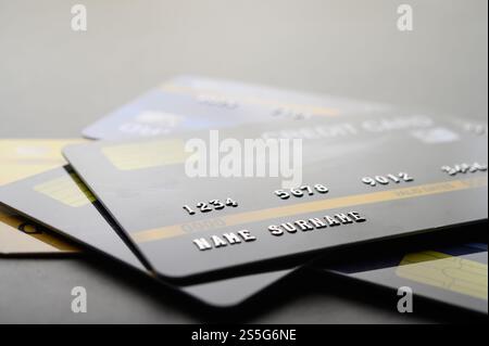 Kreditkarten, die auf dem Boden gestapelt sind, selektiver Fokus Stockfoto