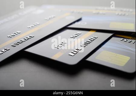Kreditkarten, die auf dem Boden gestapelt sind, selektiver Fokus Stockfoto