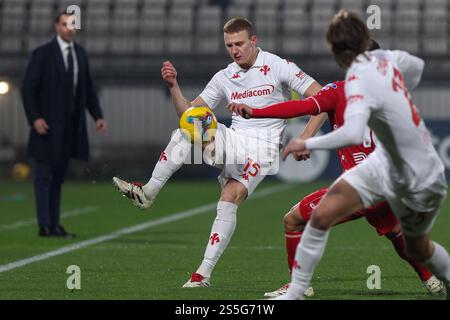 Monza, Italien. Januar 2025. Italien, Monza, 2025 01 13: Pietro Comuzzo (Fiorentina) dribbelt in der ersten Halbzeit im Mittelfeld während des Fußballspiels AC Monza gegen Fiorentina, Serie A EniLive 2024-2025 Day 20, U-Power Stadium. Italien, Monza, 2025 01 13: AC Monza vs ACF Fiorentina, Serie A EniLive.2024/2025 Tag 20, im U-Power Stadium umstritten. (Kreditbild: © Fabrizio Andrea Bertani/Pacific Press via ZUMA Press Wire) NUR REDAKTIONELLE VERWENDUNG! Nicht für kommerzielle ZWECKE! Stockfoto