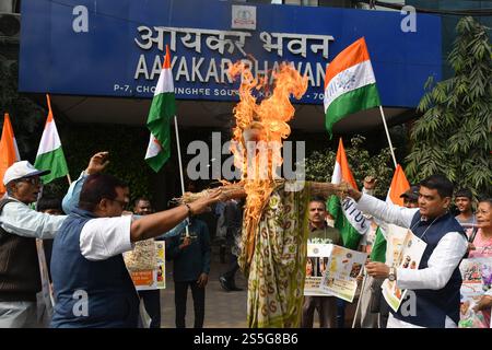 Kalkutta, Westbengalen, Indien. Januar 2025. Aktivisten des Indischen Gewerkschaftskongresses (INTUC) demonstrieren vor dem Einkommenssteuergebäude in Kalkutta und fordern ein Land, ein GST. Das Bildnis der Finanzministerin Nirmala Sitaraman wurde verbrannt. Kürzlich hat die indische Zentralregierung unterschiedliche GST für verschiedene Geschmacksrichtungen von Keksen und Popcorn eingeführt. (Kreditbild: © Sayantan Chakraborty/Pacific Press via ZUMA Press Wire) NUR REDAKTIONELLE VERWENDUNG! Nicht für kommerzielle ZWECKE! Stockfoto