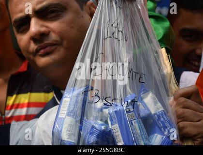 Kalkutta, Westbengalen, Indien. Januar 2025. Aktivisten des Indischen Gewerkschaftskongresses (INTUC) demonstrieren vor dem Einkommenssteuergebäude in Kalkutta und fordern ein Land, ein GST. Das Bildnis der Finanzministerin Nirmala Sitaraman wurde verbrannt. Kürzlich hat die indische Zentralregierung unterschiedliche GST für verschiedene Geschmacksrichtungen von Keksen und Popcorn eingeführt. (Kreditbild: © Sayantan Chakraborty/Pacific Press via ZUMA Press Wire) NUR REDAKTIONELLE VERWENDUNG! Nicht für kommerzielle ZWECKE! Stockfoto