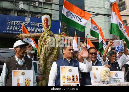 Kalkutta, Westbengalen, Indien. Januar 2025. Aktivisten des Indischen Gewerkschaftskongresses (INTUC) demonstrieren vor dem Einkommenssteuergebäude in Kalkutta und fordern ein Land, ein GST. Das Bildnis der Finanzministerin Nirmala Sitaraman wurde verbrannt. Kürzlich hat die indische Zentralregierung unterschiedliche GST für verschiedene Geschmacksrichtungen von Keksen und Popcorn eingeführt. (Kreditbild: © Sayantan Chakraborty/Pacific Press via ZUMA Press Wire) NUR REDAKTIONELLE VERWENDUNG! Nicht für kommerzielle ZWECKE! Stockfoto