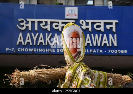 Kalkutta, Westbengalen, Indien. Januar 2025. Aktivisten des Indischen Gewerkschaftskongresses (INTUC) demonstrieren vor dem Einkommenssteuergebäude in Kalkutta und fordern ein Land, ein GST. Das Bildnis der Finanzministerin Nirmala Sitaraman wurde verbrannt. Kürzlich hat die indische Zentralregierung unterschiedliche GST für verschiedene Geschmacksrichtungen von Keksen und Popcorn eingeführt. (Kreditbild: © Sayantan Chakraborty/Pacific Press via ZUMA Press Wire) NUR REDAKTIONELLE VERWENDUNG! Nicht für kommerzielle ZWECKE! Stockfoto