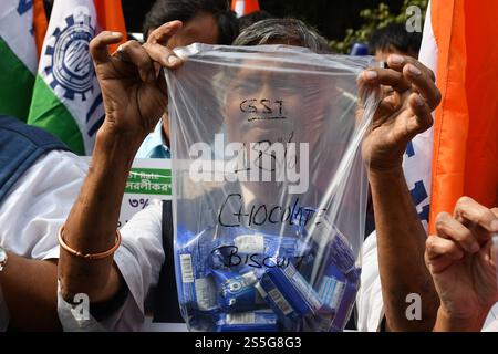 Kalkutta, Westbengalen, Indien. Januar 2025. Aktivisten des Indischen Gewerkschaftskongresses (INTUC) demonstrieren vor dem Einkommenssteuergebäude in Kalkutta und fordern ein Land, ein GST. Das Bildnis der Finanzministerin Nirmala Sitaraman wurde verbrannt. Kürzlich hat die indische Zentralregierung unterschiedliche GST für verschiedene Geschmacksrichtungen von Keksen und Popcorn eingeführt. (Kreditbild: © Sayantan Chakraborty/Pacific Press via ZUMA Press Wire) NUR REDAKTIONELLE VERWENDUNG! Nicht für kommerzielle ZWECKE! Stockfoto