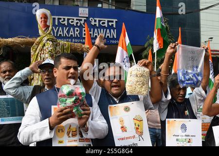 Kalkutta, Westbengalen, Indien. Januar 2025. Aktivisten des Indischen Gewerkschaftskongresses (INTUC) demonstrieren vor dem Einkommenssteuergebäude in Kalkutta und fordern ein Land, ein GST. Das Bildnis der Finanzministerin Nirmala Sitaraman wurde verbrannt. Kürzlich hat die indische Zentralregierung unterschiedliche GST für verschiedene Geschmacksrichtungen von Keksen und Popcorn eingeführt. (Kreditbild: © Sayantan Chakraborty/Pacific Press via ZUMA Press Wire) NUR REDAKTIONELLE VERWENDUNG! Nicht für kommerzielle ZWECKE! Stockfoto