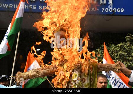 Kalkutta, Westbengalen, Indien. Januar 2025. Aktivisten des Indischen Gewerkschaftskongresses (INTUC) demonstrieren vor dem Einkommenssteuergebäude in Kalkutta und fordern ein Land, ein GST. Das Bildnis der Finanzministerin Nirmala Sitaraman wurde verbrannt. Kürzlich hat die indische Zentralregierung unterschiedliche GST für verschiedene Geschmacksrichtungen von Keksen und Popcorn eingeführt. (Kreditbild: © Sayantan Chakraborty/Pacific Press via ZUMA Press Wire) NUR REDAKTIONELLE VERWENDUNG! Nicht für kommerzielle ZWECKE! Stockfoto