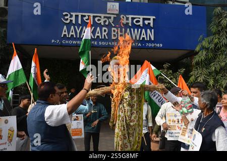 Kalkutta, Westbengalen, Indien. Januar 2025. Aktivisten des Indischen Gewerkschaftskongresses (INTUC) demonstrieren vor dem Einkommenssteuergebäude in Kalkutta und fordern ein Land, ein GST. Das Bildnis der Finanzministerin Nirmala Sitaraman wurde verbrannt. Kürzlich hat die indische Zentralregierung unterschiedliche GST für verschiedene Geschmacksrichtungen von Keksen und Popcorn eingeführt. (Kreditbild: © Sayantan Chakraborty/Pacific Press via ZUMA Press Wire) NUR REDAKTIONELLE VERWENDUNG! Nicht für kommerzielle ZWECKE! Stockfoto
