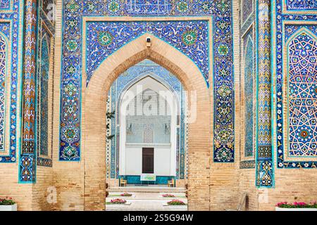 Außenansicht des Mausoleums Gur Emir mit Bogen und Mosaikwänden des berühmten asiatischen historischen Herrschers Amir Timur im Zentrum von Samarkand, Usbekistan Stockfoto