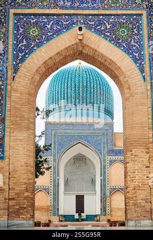 Außenansicht des Mausoleums Gur Emir mit Bogen und Mosaikwänden des berühmten asiatischen historischen Herrschers Amir Timur im Zentrum von Samarkand, Usbekistan Stockfoto