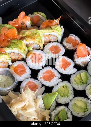 Nahaufnahme verschiedener japanischer Maki-Sushi-Brötchen Stockfoto