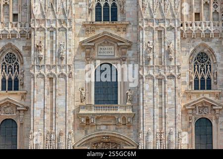 Mailand, Italien - 15. Juni 2019: Nahaufnahme der Fassadenarchitektur Duomo di Mailand massives gotisches Domgebäude. Stockfoto