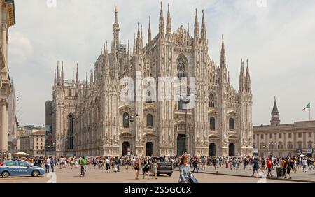 Mailand, Italien - 15. Juni 2019: Menschenmenge vor der riesigen gotischen Kathedrale Duomo di Mailand am sonnigen Sommertag. Stockfoto