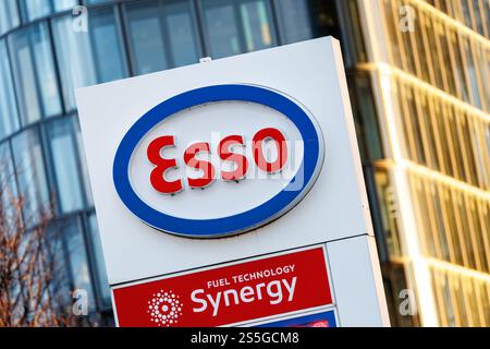 München, Deutschland. Januar 2025. Der Esso-Schriftzug und das Logo sind am 10. Januar 2025 an der Preismalme einer von Esso betriebenen Tankstelle in München (Bayern) zu sehen. Die ESSO Deutschland GmbH (Deutsch-Amerikanische Petroleum Gesellschaft) ist ein in Deutschland tätiges Erdölunternehmen und eine Tochtergesellschaft der US-amerikanischen ExxonMobil-Gruppe. Das deutsche Esso-Tankstellennetz wird von der EG-Gruppe betrieben. Quelle: Matthias Balk/dpa/Alamy Live News Stockfoto