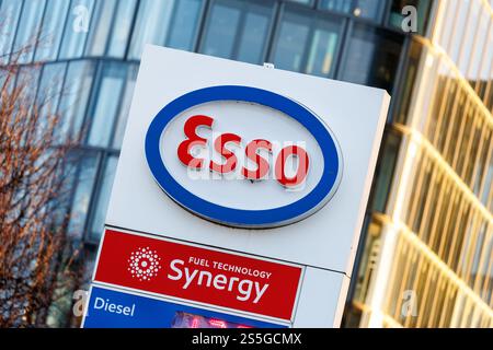 München, Deutschland. Januar 2025. Der Esso-Schriftzug und das Logo sind am 10. Januar 2025 an der Preismalme einer von Esso betriebenen Tankstelle in München (Bayern) zu sehen. Die ESSO Deutschland GmbH (Deutsch-Amerikanische Petroleum Gesellschaft) ist ein in Deutschland tätiges Erdölunternehmen und eine Tochtergesellschaft der US-amerikanischen ExxonMobil-Gruppe. Das deutsche Esso-Tankstellennetz wird von der EG-Gruppe betrieben. Quelle: Matthias Balk/dpa/Alamy Live News Stockfoto