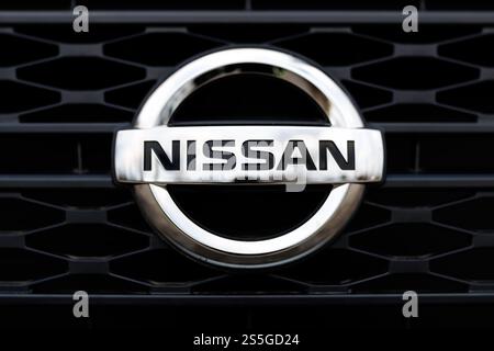 München, Deutschland. Januar 2025. Das Markenlogo von Nissan ist am 10. Januar 2025 auf einem Fahrzeug der Marke in einer Niederlassung des Unternehmens in München (Bayern) zu sehen. Nissan ist ein japanischer Automobilhersteller. Quelle: Matthias Balk/dpa/Alamy Live News Stockfoto