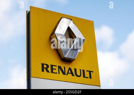 München, Deutschland. Januar 2025. Das Markenlogo und die Beschriftung des Automobilherstellers Renault sind am 10. Januar 2025 in einer Niederlassung des Unternehmens in München (Bayern) zu sehen. Quelle: Matthias Balk/dpa/Alamy Live News Stockfoto