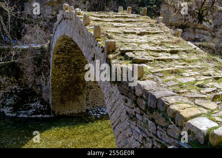 Die Lazaridi-Brücke in Zagori ist ein UNESCO-Weltkulturerbe, Griechenland Stockfoto