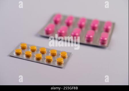 Das Medizinpanel wird auf dem Boden platziert. Selektiver Fokus. Stockfoto