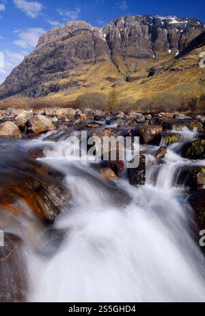 River Coe, Glencoe, Lochaber District, Argyll, Highlands of Scotland, April Stockfoto