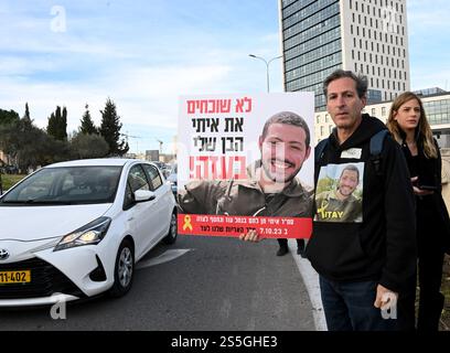 Jerusalem, Israel. Januar 2025. Der amerikanisch-israelische Ruby Chen hält ein Plakat mit einem Foto seines Sohnes Itay, der am 7. Oktober von der Hamas ermordet wurde, dessen Leiche aber in Gaza als Geiseln gehalten wird, während eines Protestes, der zu einem Waffenstillstandsabkommen vor dem Büro des israelischen Premierministers Benjamin Netanjahu in Jerusalem aufrief, am Dienstag, den 14. Januar 2025. Die Beamten sagen, dass bald eine Einigung erzielt werden könnte. Foto: Debbie Hill/ Credit: UPI/Alamy Live News Stockfoto