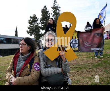 Jerusalem, Israel. Januar 2025. Israelis halten Plakate von Geiseln, die Hams im Gazastreifen während eines Protestes festgehalten hat, der zu einem Waffenstillstandsabkommen vor dem Büro des israelischen Ministerpräsidenten Benjamin Netanjahu in Jerusalem am Dienstag, den 14. Januar 2025 aufruft. Die Beamten sagen, dass bald eine Einigung erzielt werden könnte. Foto: Debbie Hill/ Credit: UPI/Alamy Live News Stockfoto