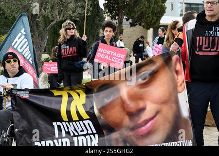 Jerusalem, Israel. Januar 2025. Israelis halten Plakate von Geiseln, die Hams im Gazastreifen während eines Protestes festgehalten hat, der zu einem Waffenstillstandsabkommen vor dem Büro des israelischen Ministerpräsidenten Benjamin Netanjahu in Jerusalem am Dienstag, den 14. Januar 2025 aufruft. Die Beamten sagen, dass bald eine Einigung erzielt werden könnte. Foto: Debbie Hill/ Credit: UPI/Alamy Live News Stockfoto
