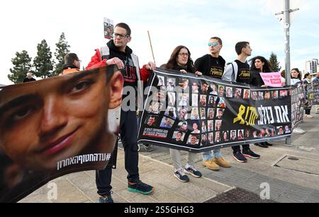 Jerusalem, Israel. Januar 2025. Israelis halten Plakate von Geiseln, die Hams im Gazastreifen während eines Protestes festgehalten hat, der zu einem Waffenstillstandsabkommen vor dem Büro des israelischen Ministerpräsidenten Benjamin Netanjahu in Jerusalem am Dienstag, den 14. Januar 2025 aufruft. Die Beamten sagen, dass bald eine Einigung erzielt werden könnte. Foto: Debbie Hill/ Credit: UPI/Alamy Live News Stockfoto