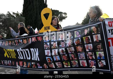 Jerusalem, Israel. Januar 2025. Israelis halten Plakate von Geiseln, die Hams im Gazastreifen während eines Protestes festgehalten hat, der zu einem Waffenstillstandsabkommen vor dem Büro des israelischen Ministerpräsidenten Benjamin Netanjahu in Jerusalem am Dienstag, den 14. Januar 2025 aufruft. Die Beamten sagen, dass bald eine Einigung erzielt werden könnte. Foto: Debbie Hill/ Credit: UPI/Alamy Live News Stockfoto