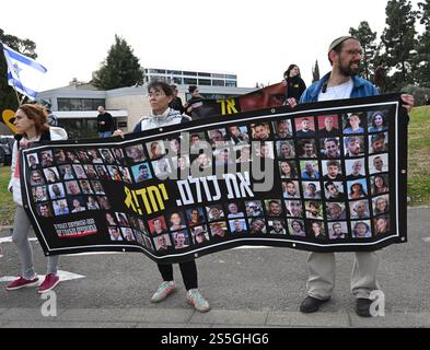 Jerusalem, Israel. Januar 2025. Israelis halten Plakate von Geiseln, die Hams im Gazastreifen während eines Protestes festgehalten hat, der zu einem Waffenstillstandsabkommen vor dem Büro des israelischen Ministerpräsidenten Benjamin Netanjahu in Jerusalem am Dienstag, den 14. Januar 2025 aufruft. Die Beamten sagen, dass bald eine Einigung erzielt werden könnte. Foto: Debbie Hill/ Credit: UPI/Alamy Live News Stockfoto