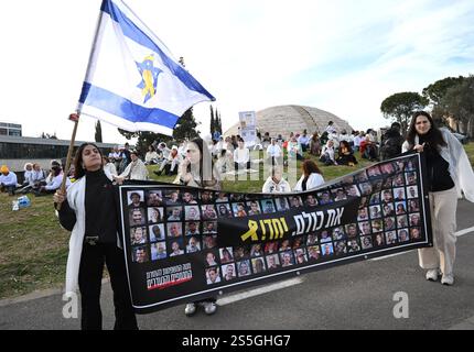 Jerusalem, Israel. Januar 2025. Israelis halten Plakate von Geiseln, die Hams im Gazastreifen während eines Protestes festgehalten hat, der zu einem Waffenstillstandsabkommen vor dem Büro des israelischen Ministerpräsidenten Benjamin Netanjahu in Jerusalem am Dienstag, den 14. Januar 2025 aufruft. Die Beamten sagen, dass bald eine Einigung erzielt werden könnte. Foto: Debbie Hill/ Credit: UPI/Alamy Live News Stockfoto