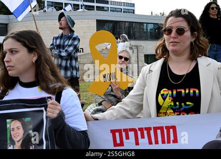Jerusalem, Israel. Januar 2025. Israelis halten Plakate von Geiseln, die Hams im Gazastreifen während eines Protestes festgehalten hat, der zu einem Waffenstillstandsabkommen vor dem Büro des israelischen Ministerpräsidenten Benjamin Netanjahu in Jerusalem am Dienstag, den 14. Januar 2025 aufruft. Die Beamten sagen, dass bald eine Einigung erzielt werden könnte. Foto: Debbie Hill/ Credit: UPI/Alamy Live News Stockfoto