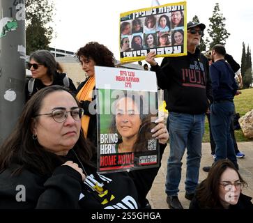 Jerusalem, Israel. Januar 2025. Israelis halten Plakate von Geiseln, die Hams im Gazastreifen während eines Protestes festgehalten hat, der zu einem Waffenstillstandsabkommen vor dem Büro des israelischen Ministerpräsidenten Benjamin Netanjahu in Jerusalem am Dienstag, den 14. Januar 2025 aufruft. Die Beamten sagen, dass bald eine Einigung erzielt werden könnte. Foto: Debbie Hill/ Credit: UPI/Alamy Live News Stockfoto