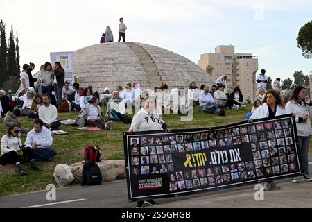 Jerusalem, Israel. Januar 2025. Israelis halten Plakate von Geiseln, die Hams im Gazastreifen während eines Protestes festgehalten hat, der zu einem Waffenstillstandsabkommen vor dem Büro des israelischen Ministerpräsidenten Benjamin Netanjahu in Jerusalem am Dienstag, den 14. Januar 2025 aufruft. Die Beamten sagen, dass bald eine Einigung erzielt werden könnte. Foto: Debbie Hill/ Credit: UPI/Alamy Live News Stockfoto