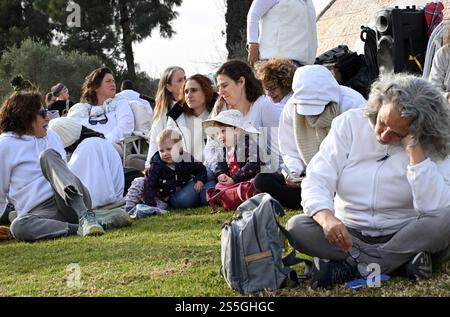 Jerusalem, Israel. Januar 2025. Die Israelis tragen weiß bei einem stillen Protest, der am Dienstag, den 14. Januar 2025, vor dem Büro des israelischen Premierministers Benjamin Netanjahu in Jerusalem zu einem Waffenstillstandsabkommen für die Freilassung von Geiseln aufruft. Die Beamten sagen, dass bald eine Einigung erzielt werden könnte. Foto: Debbie Hill/ Credit: UPI/Alamy Live News Stockfoto