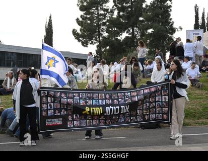 Jerusalem, Israel. Januar 2025. Israelis halten Plakate von Geiseln, die Hams im Gazastreifen während eines Protestes festgehalten hat, der zu einem Waffenstillstandsabkommen vor dem Büro des israelischen Ministerpräsidenten Benjamin Netanjahu in Jerusalem am Dienstag, den 14. Januar 2025 aufruft. Die Beamten sagen, dass bald eine Einigung erzielt werden könnte. Foto: Debbie Hill/ Credit: UPI/Alamy Live News Stockfoto