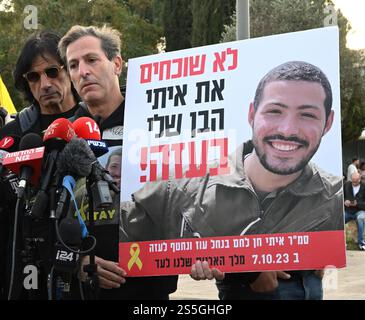 Jerusalem, Israel. Januar 2025. Der amerikanisch-israelische Ruby Chen hält ein Plakat mit einem Foto seines Sohnes Itay, der am 7. Oktober von der Hamas ermordet wurde, dessen Leiche aber in Gaza als Geiseln gehalten wird, während eines Protestes, der zu einem Waffenstillstandsabkommen vor dem Büro des israelischen Premierministers Benjamin Netanjahu in Jerusalem aufrief, am Dienstag, den 14. Januar 2025. Die Beamten sagen, dass bald eine Einigung erzielt werden könnte. Foto: Debbie Hill/ Credit: UPI/Alamy Live News Stockfoto