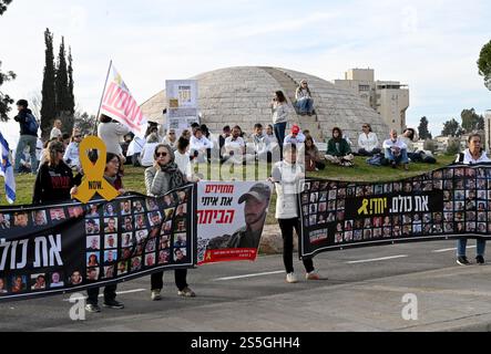 Jerusalem, Israel. Januar 2025. Israelis halten Plakate von Geiseln, die Hams im Gazastreifen während eines Protestes festgehalten hat, der zu einem Waffenstillstandsabkommen vor dem Büro des israelischen Ministerpräsidenten Benjamin Netanjahu in Jerusalem am Dienstag, den 14. Januar 2025 aufruft. Die Beamten sagen, dass bald eine Einigung erzielt werden könnte. Foto: Debbie Hill/ Credit: UPI/Alamy Live News Stockfoto