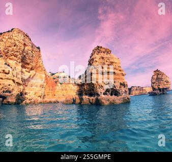 Felsige Küstenlandschaft. Felsiges Ufer in der Nähe von Praia da Marinha Beach und Benagil in der Algarve im Atlantik, Portugal, Europa Stockfoto