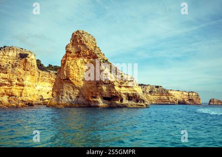 Felsige Küstenlandschaft. Felsiges Ufer in der Nähe von Praia da Marinha Beach und Benagil in der Algarve im Atlantik, Portugal, Europa Stockfoto