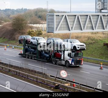 BCA Automotive Transporter mit neuen Land Rover Fahrzeugen auf der Autobahn M42, West Midlands, Großbritannien Stockfoto