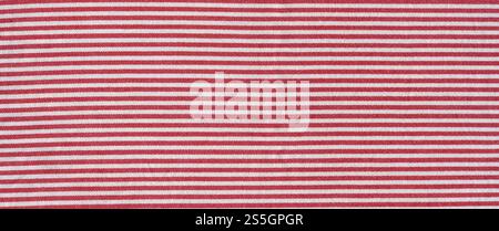 Hintergrund der Tischdecke mit rotem Streifenmuster. Stofftapete. Horizontales Banner. Hintergrund der Tischdecke mit rotem Streifenmuster. Horizontales Banner Stockfoto