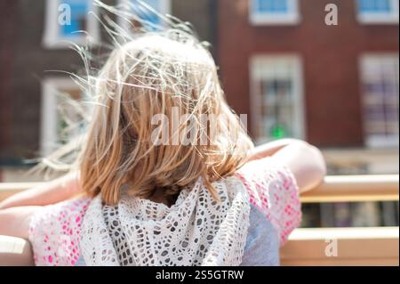 London/England - 16. Juni 2017: Ein junges weißes Mädchen, das in einem Bus mit offenem Oberdeck in London fährt Stockfoto